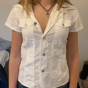 Skjorta  - Fin y2k skjorta så jävla snugg får bara ingen användning! 