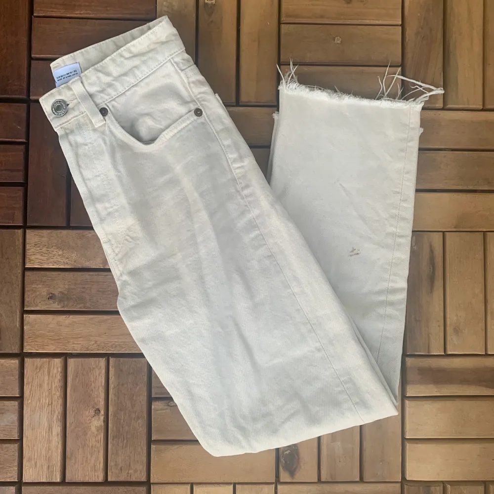 Jättesnygga och sköna jeans från zara i storlek 32/xs. Säljs då de inte riktigt är min stil längre (66kr för frakt). Jeans & Byxor.
