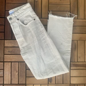 Beigea jeans - Jättesnygga och sköna jeans från zara i storlek 32/xs. Säljs då de inte riktigt är min stil längre (66kr för frakt)