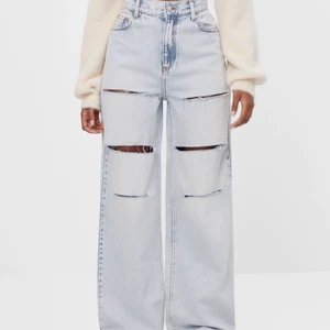 90’s jeans bershka - Säljer dessa as coola jeans från bershka. Dom har varit mina favorit jeans under en lång tid då dom sitter så extremt bra och framhäver rumpan och midjan väldigt fint, men har nu ett par liknande och därför säljer jag dessa.  Extremt bekväma och stretchiga. 