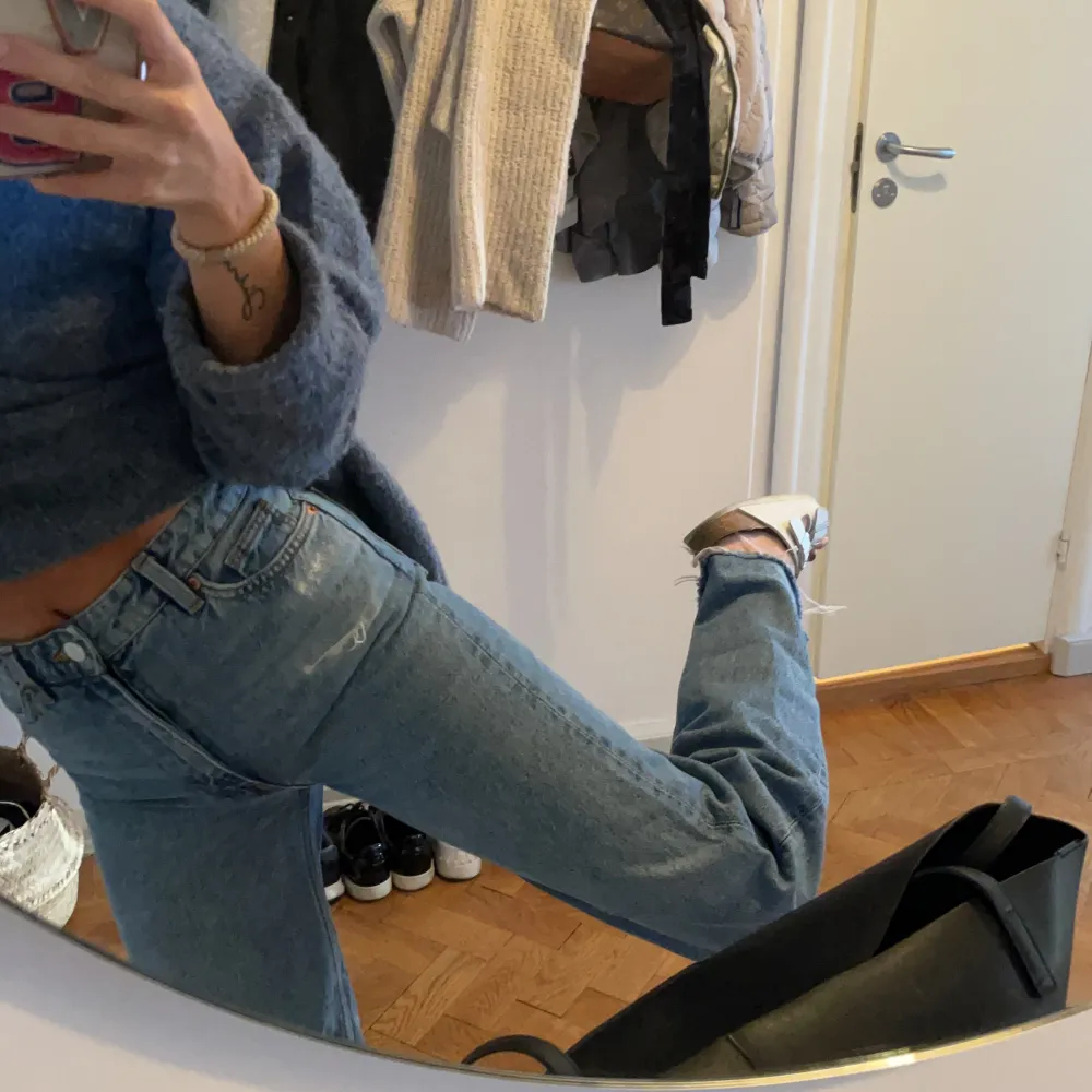 Så snygga jeans från Monki, gjort slitningarna själv! Så bra skick, jag e 161cm, buda i DM❤️. Jeans & Byxor.