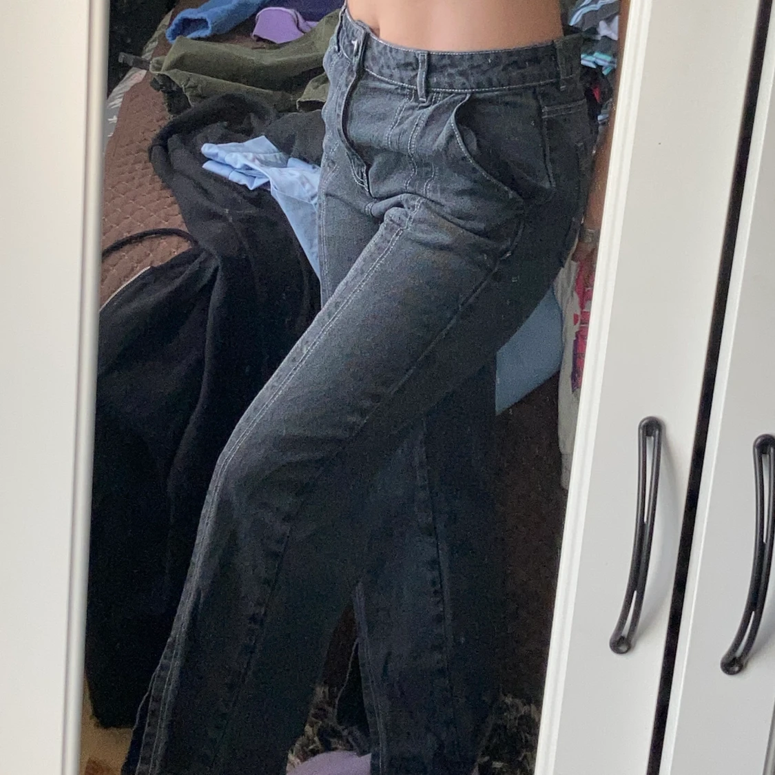 Mörka jeans med vit söm