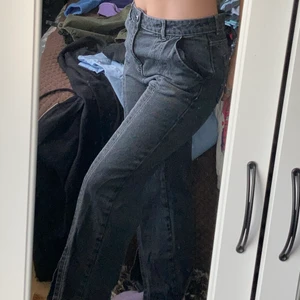 Mörka jeans med vit söm - Jeans köpta på ASOS, har en snygg slits vid foten. Sitter helt okej i längden, skulle dock sitta bättre på någon som var ca 160 eller kortare (jag är 166cm). Säljs eftersom de inte längre är min stil samt att de är lite stora i midjan. Jag brukar oftast ha M i byxor.