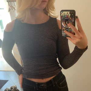 Stickad tröja  - Snygg stickad tröja från Hollister med bara axlar. Utränsning av garderob, kolla andra annonser!