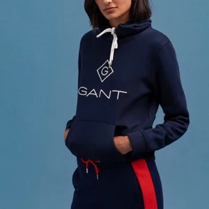 Mörkblå Gant Hoodie - En mörkblå gant hoodie i storlek S. Inte använd så många gånger. Originalpris ligger runt 700kr.