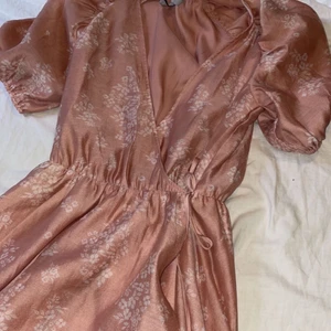 Klänning från HM - Jättefin klänning från HM, Strl 38. Bara provad. Nypris ca 600kr.