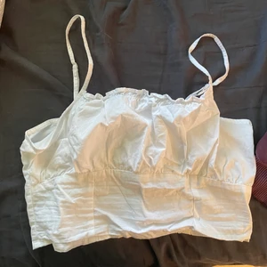topp - jätte fin topp från hm som inte passar mig längre, sitter jätte fint på. nypris 150