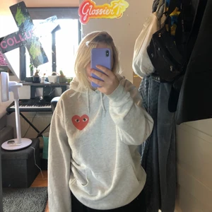 Hoodie  - Ljusgrå CDG hoodie (OBS. FAKE!), men fortfarande så snygg ❤️ Den sitter perfekt och är så skön!