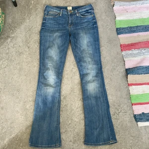 Lågmidjade Lee jeans - Säljer dessa utsvängda lågmidjade Lee jeansen, använder de inte! Fraktar men möts helst upp i Stockholm/ Södermalm! Frakten står för köparen! Midjemåttet:81 cm. Innerbenslängden: 75cm