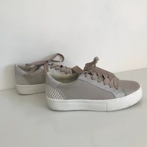 Skor i grå/silver - Grå/silver skor i storlek 40 men de passar jättebra på mig som vanligtvis har storlek 39. De är endast använda 3 gånger. Pris kan diskuteras!