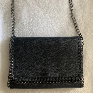 Kedjeväska - Högsta bud: 160 inkl frakt!!!! Fin kedjeväska som är köpt på stormarknad, fint skick förutom att kedjan är lite rostig på vissa ställen men detta är inte något som syns förutom på väldigt nära håll. Lite tillplattad också eftersom den inte kommit till användning men annars helt felfri!!🥰 