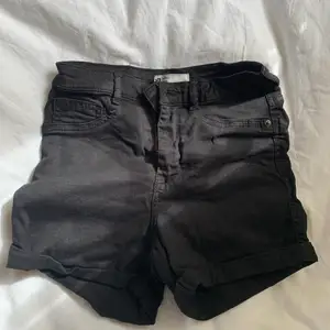 Säljer dessa svarta shorts från Gina tricot i storlek XS eftersom att de inte kommer till använding. Endast använda fåtal gånger så shortsen är i nyskick🖤nypris 199 kr
