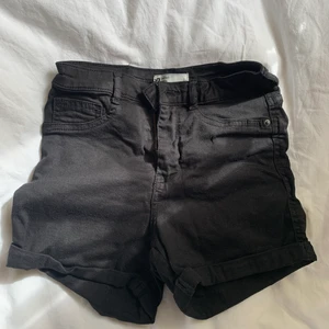 Svarta shorts - Säljer dessa svarta shorts från Gina tricot i storlek XS eftersom att de inte kommer till använding. Endast använda fåtal gånger så shortsen är i nyskick🖤nypris 199 kr