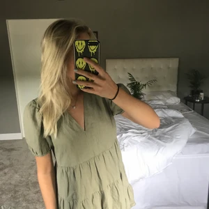 Zara klänning - Säljer min snygga zara klänning som jag tycker är alldeles för kort på mig då jag är 1,77. Använd 1 gång, storlek S. Möts upp i centrala sthlm!💖🤍