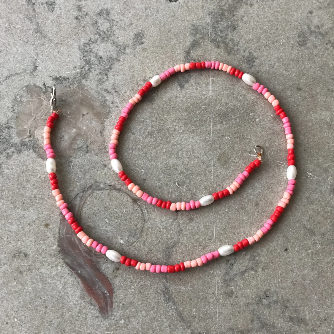 Fint halsband och kanske typ som ett arm - 90