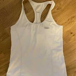 Stronger linne - Träningslinne från märket Stronger. Bra skick förutom att bokstäverna är något slitna, mest på insidan dock. Säljer för 80+45kr frakt ( eller 66 om man vill ha spårbar)  Storlek XS men passar mig som är S.