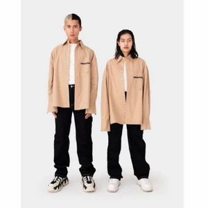 Oversized skjorta - Oversized skjorta från dangsthlm! Väldigt skön och sjukt ball💛💛 Köpt för 800 kr. Knappt använd så i princip som helt ny! 