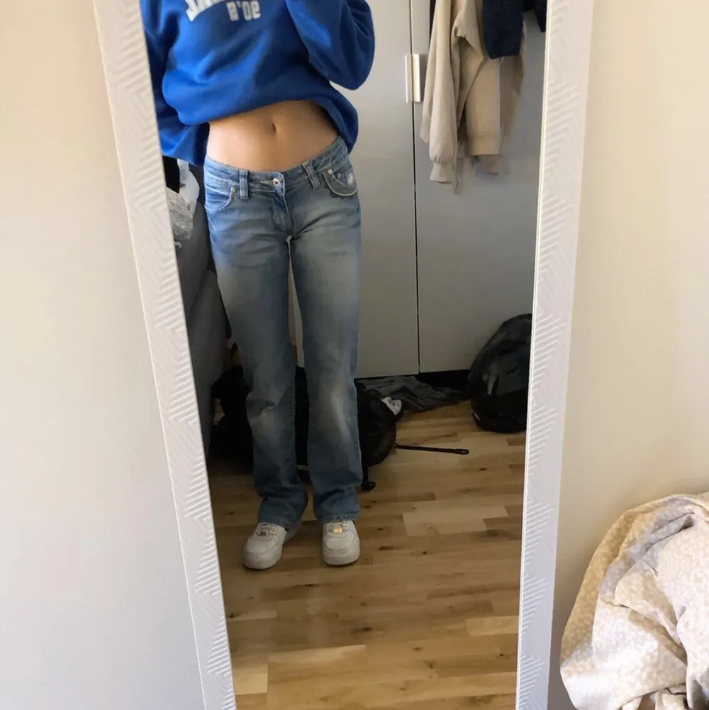 Ett par jättefina lågmidjade jeans som ja köpt här på Plick😍 säljer för det var tyvvär inte min stil kom med bud och hör av för fler bilder🥰. Jeans & Byxor.