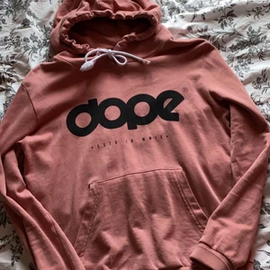 rosa dope hoodie - En rosa dope hoodie i storlek 36, den är väldigt fin och använd några gånger. Inget annat fel på den förutom att snöret har åkt upp lite se på bild 2, dock inget man tänker på så mycket om man har de knutet i en rosett.