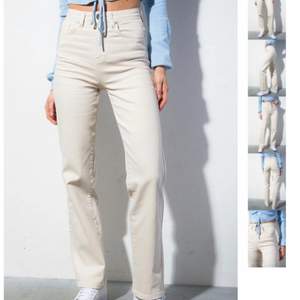 beiga/vita jeans från madlady i storlek w34 l30 (sytt upp dem och passar dem som är 160) mycket fint skick då dem aldrig är använda eller tvättade 