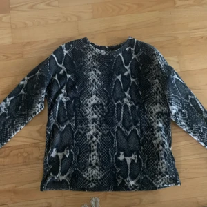 Stickad tröja, orm print - Skön stickad tröja som inte är för tjock, köpt på Gina tricot💗