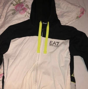 Ea7 luv tröja - Ea7 luv tröja storlek M säljs pga att den ej används har använt den 10 gånger kanske super fräsch  möttas i gbg orka inte frakta kan gå ner i pris vid snabb affär.