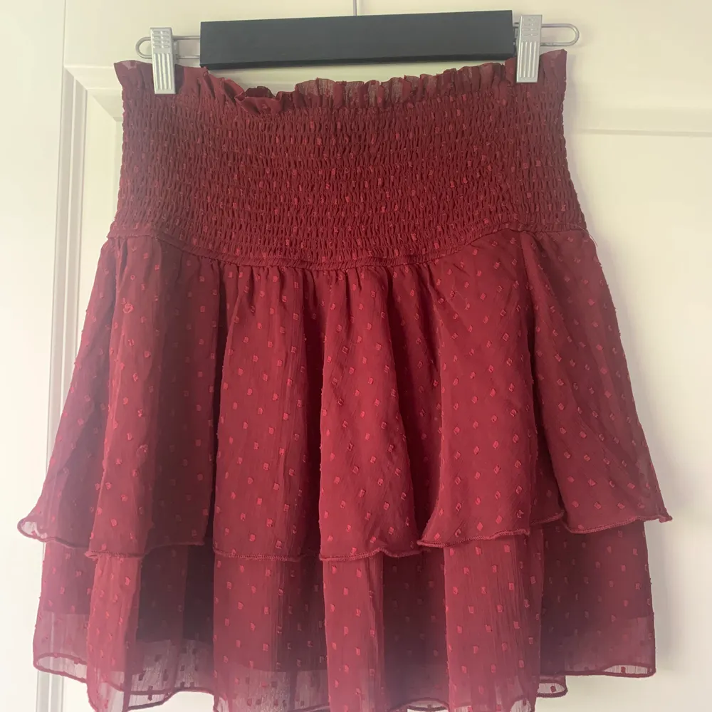 Populär vinröd volang kjol från bik bok. Den är i strlk L men passar mig som har S i vanliga fall. Kan mötas och frakta . Kjolar.