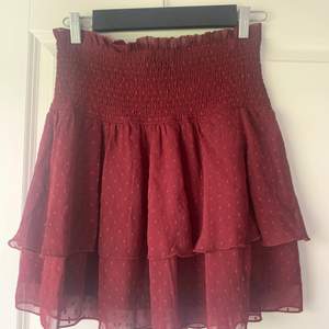 Populär vinröd volang kjol från bik bok. Den är i strlk L men passar mig som har S i vanliga fall. Kan mötas och frakta 