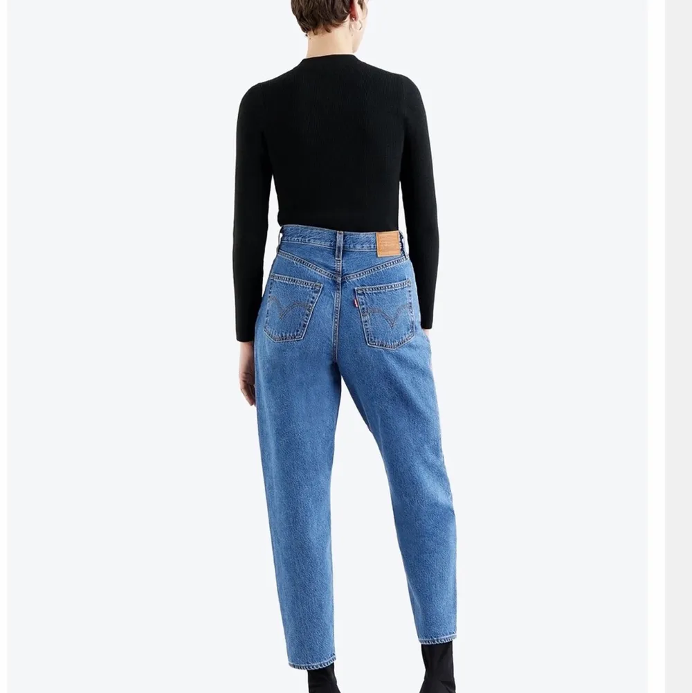 HIGH LOOSE TAPER JEANS LEVIS storlek 26, skulle säga som normal 27 eller 28 då det är min vanliga storlek. Nypris runt 1200. Jeans & Byxor.