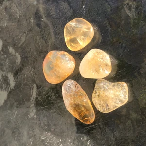 Citrin Sten  - 5 citren stenar, 25 kr styck. Kan både mötas upp i Karlskrona eller skickas💜