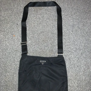 Vintage prada bag  - Vintage crossbody bag från 90-talet! Är i bra skick och den är stor så att man kan få med sig en dator i den (liten). Perfekt för skolan och sommaren