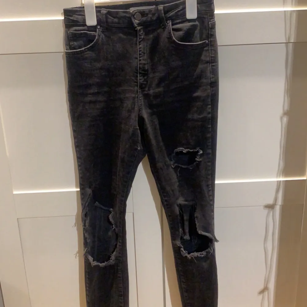 Svarta jeans från Gina, storlek 42 mer som 40. Befintligt skick. Jeans & Byxor.