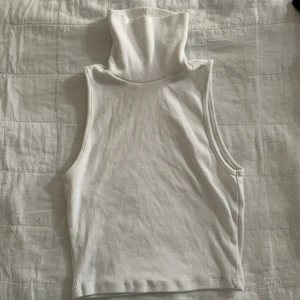 Vitt linne - Vitt linne med krage som går att ha på två olika sätt💕 storlek M, passar också S