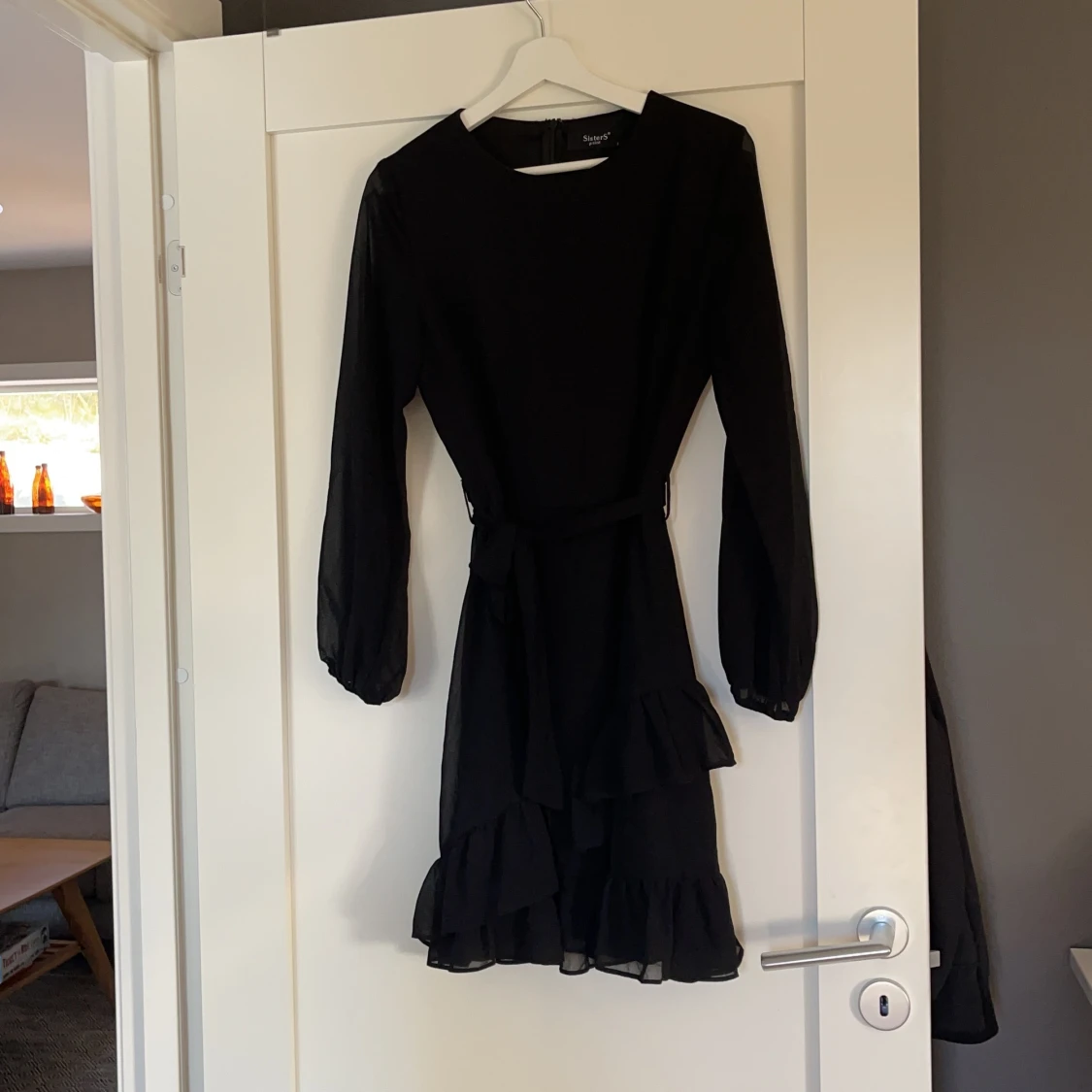 Svart volangklänning - 91