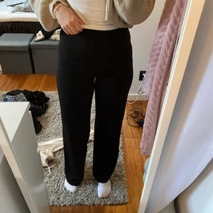 Svarta kostymbyxor - Svarta kostymbyxor från bikbok. I bra skick och i storlek 34. Säljer för 100 + 66 kr frakt❤️