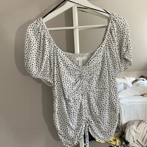 Söt topp  - Söt topp från hm, använd 1 gång. Går att reglera längden på toppen efter hur man vill ha den (se bild 2 för jämförelse). Köparen står för frakten