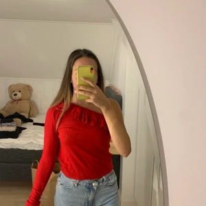 Topp från chiquelle - One shoulder tröja med volang, endast använd en gång