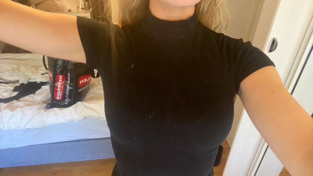 Jättebra basic plagg! Svart lite croppad polo t-shirt i skönt och stretchigt material. Bra skick🤍 . Toppar.