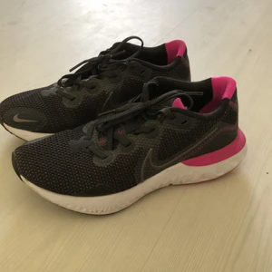 Träningsskor  - Oanvända nua löparskor från Nike. Bra dämpning och stabilitet. Köpte för ca 3 månader sedan och endast använt 3 gånger pga skada. Nypris: 1100kr