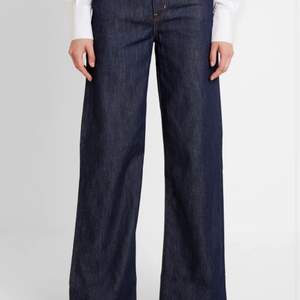 Marinblå jeans från Levis i modellen Ribcage Wide. Jeansen är i väldigt bra skick. Storlek W28 L34-36