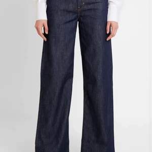 Levis Ribcage jeans  - Marinblå jeans från Levis i modellen Ribcage Wide. Jeansen är i väldigt bra skick. Storlek W28 L34-36
