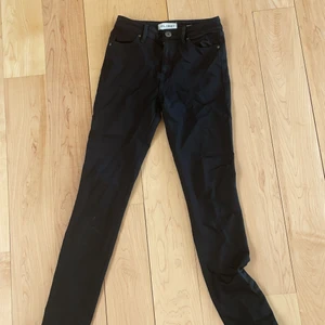 Svarta Smart Denim Jeans  - DL1961, svarta NINA HIGH RIS-SKINNY. Med silvriga detaljer, samt knapp och dragkedja. 