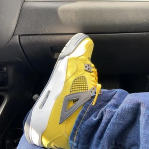Jordan 4 tour yellow - Köpte dessa 4or 1a september (igår) och har använt 1 gång. Köptes på footlocker, kvitto och låda kommer med såklart. Säljer pga dem var för små(38,5). Dessa är nästan helt nya som sagt och priset kan diskuteras. Kan lägga på frakt men inte som första val