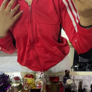 Så snygg sport tröja från adidas - Så fin vintage sport tröja från adidas som har tyvärr inte kommit till mycket användning. Så fin verkligen och säljer till ett bra pris