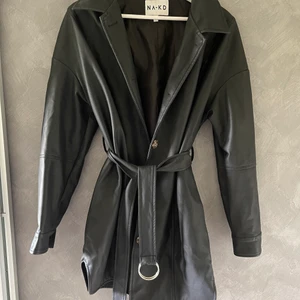 Storlek 38 - Jackan/kappan är från Nakd den är i bra skick,  sällan använd 