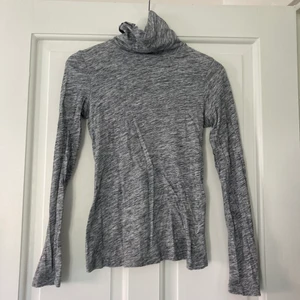 Tajt high neck - En tajt grå high neck från Lindex i storlek: S, vilket motsvarar storlek 36. Nypris 149kr. Frakt kan man välja mellan spårbar och icke spårbar.