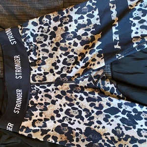 Stronger  - Leopardmönstrade stronger byxor ⟟ bra skick<3