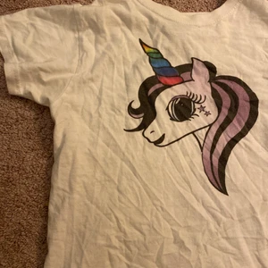 En ponny lila tröja!! - Dollystyle tröja!! Använd! Men passar bra & funkar as bra! 