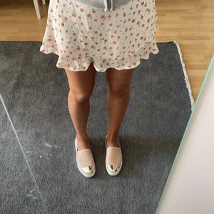 Stradivarius skor rosa skinn  - Har använts få gånger passar till de nästa om du ska vara lite finare ✨storlek 39 jag säljer dom pågrund av att jag har storlek 38 och därför är dom stora på mig, jag kan mötas upp i Stockholm och anars står jag inte för frakten 