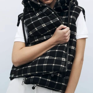 Väst perfekt till hösten - Supersnygg rutig väst från zara, jätte varm och skön med en stor luva till som är perfekt nu i höst! Västen är använd bara ett fåtal gånger och är i strl S, skriv för fler bilder.                  200kr +  frakt❤️